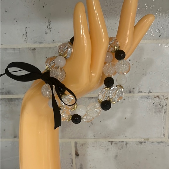 Elegant Black and Clear Beaded Bracelet - Picture 2 of 6